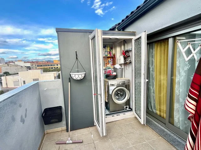 Balcone; vista, pavimento in piastrelle