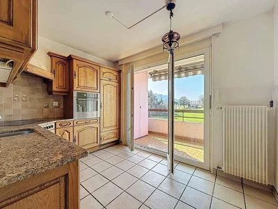 Mutfak; mutfak aletleri, fayans zemin, manzara