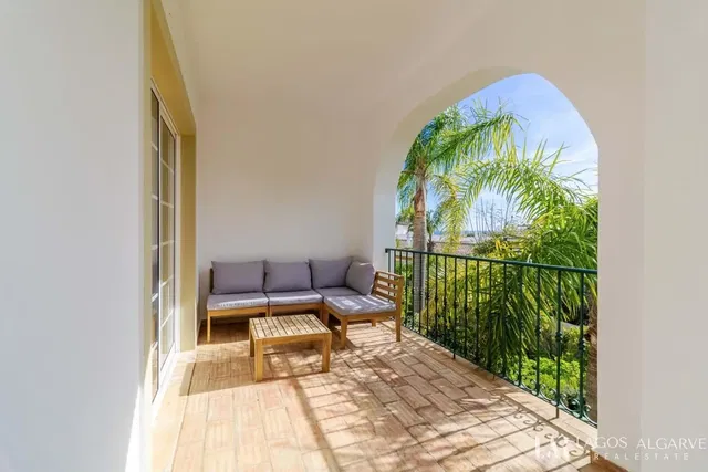 Terras; uitzicht, tegelvloer, natuurlijk licht