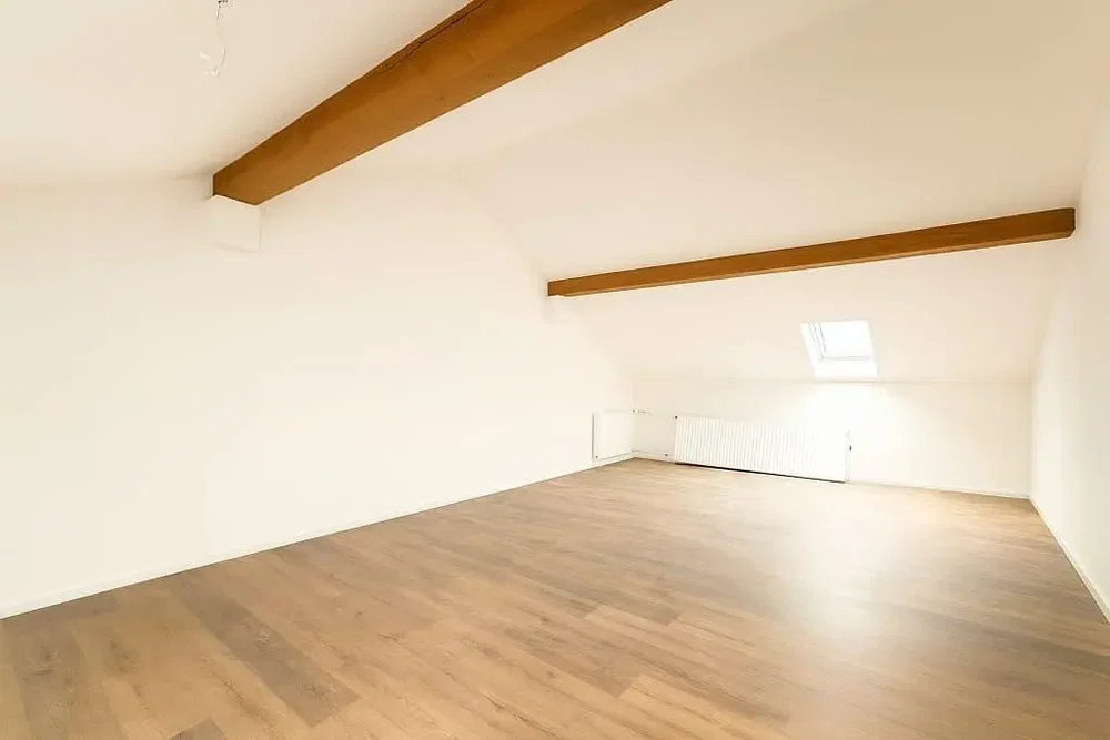 Kinderzimmer; holzboden, holzbalken, tageslicht
