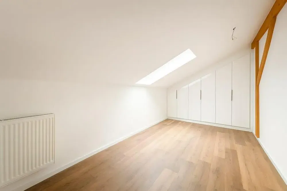 Schlafzimmer; holzboden, tageslicht