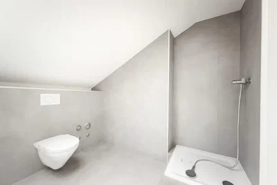 Toilette; fliesenboden, renoviert, tageslicht