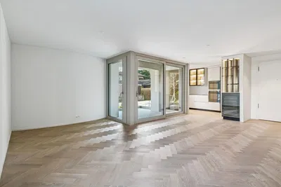 Wohnzimmer; holzboden, tageslicht, moderner stil