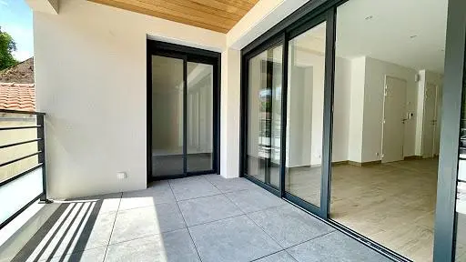 Balkon; tageslicht, fliesenboden