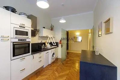 Кухиња; кухињски апарати, природно светло, модерни стил
