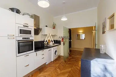 Кухиња; кухињски апарати, дрвени под, природно светло
