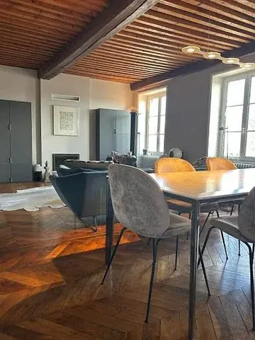 Wohnzimmer; holzboden, holzbalken, tageslicht, kamin