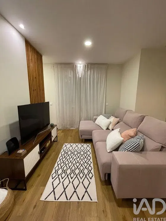 Obývací pokoj; dřevěná podlaha, přirozené světlo, moderní styl