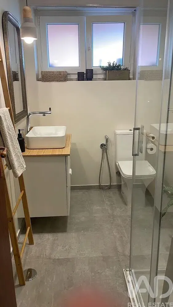 Toaleta; dlažba, přirozené světlo