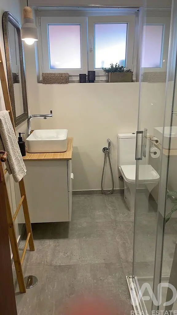 Toaleta; dlažba, přirozené světlo