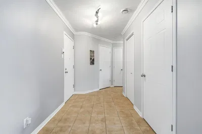 Garderoba; pločice, prirodno svjetlo