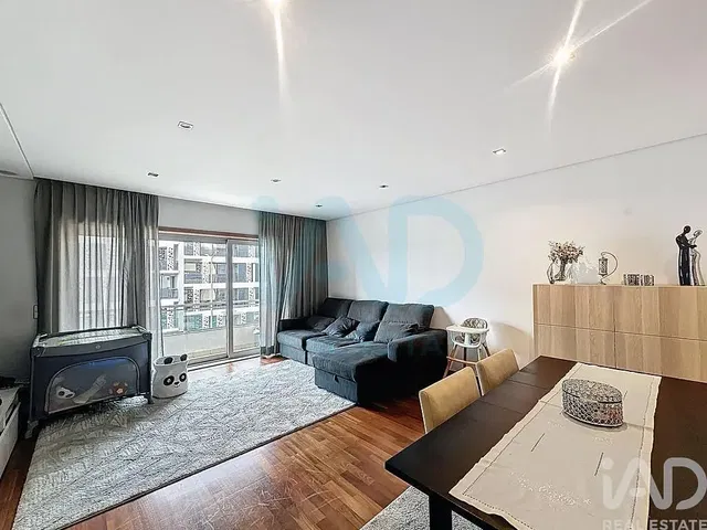 Salón; suelo de madera, luz natural, estilo moderno, vista