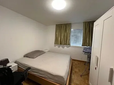 Schlafzimmer; holzboden, tageslicht