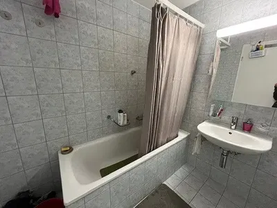 Badezimmer; fliesenboden, tageslicht, renovierungsbedürftig