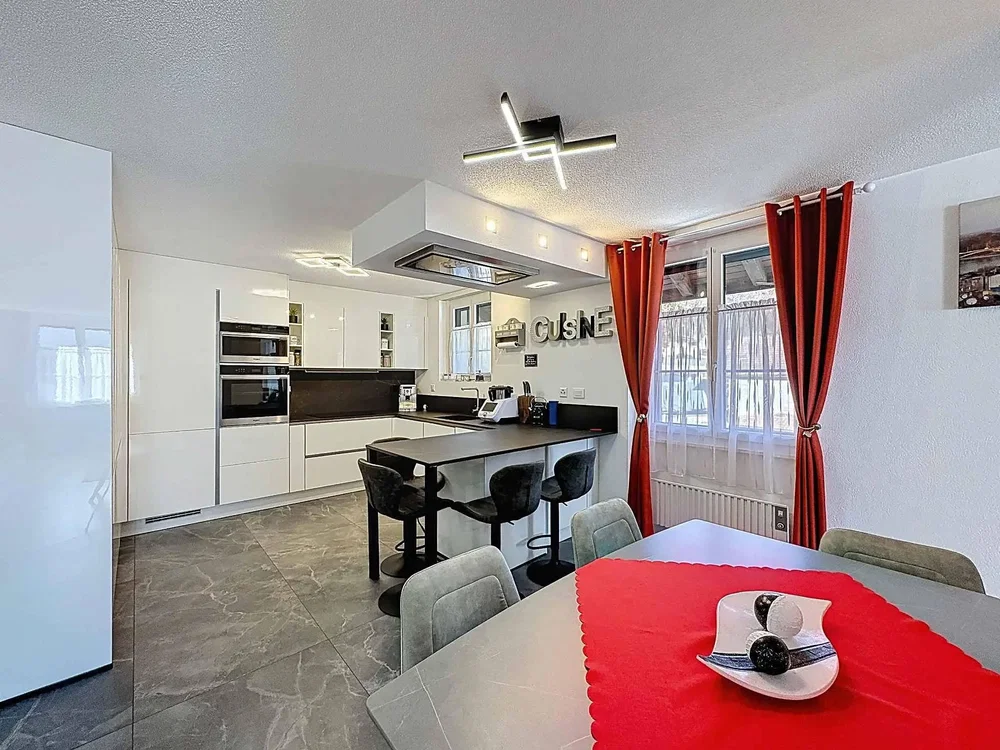 Mutfak; mutfak aletleri, doğal ışık, modern stil, fayans zemin