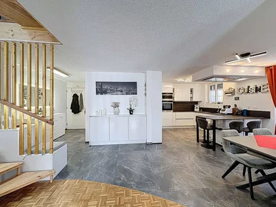 Mutfak; fayans zemin, doğal ışık, modern stil