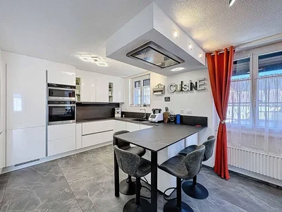 Mutfak; mutfak aletleri, doğal ışık, modern stil