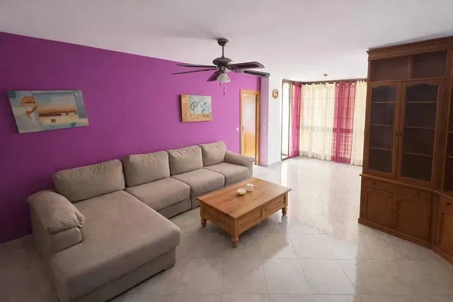 Salón; suelo de baldosas, luz natural