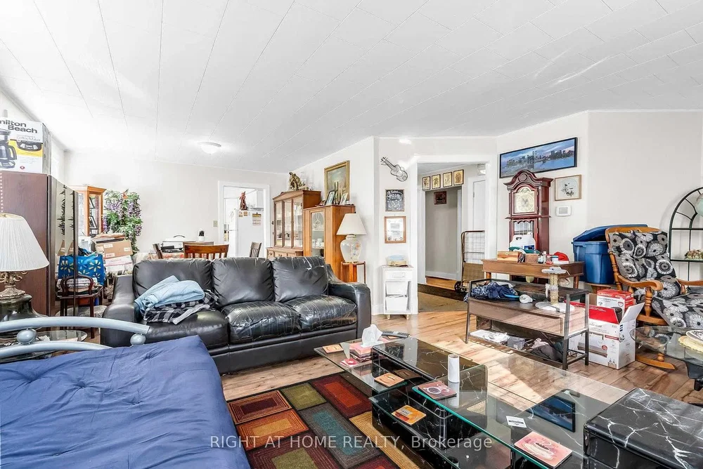 Dnevna soba; drveni pod, prirodno svjetlo, moderni stil