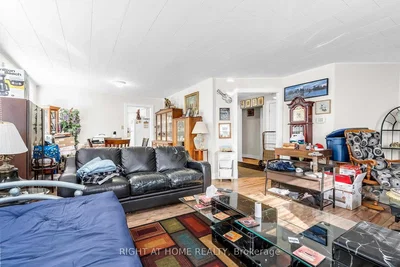 Dnevna soba; drveni pod, prirodno svjetlo, moderni stil