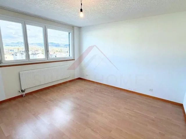 Obývačka; výhľad, drevená podlaha, prirodzené svetlo