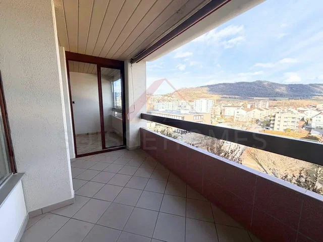 Balkon; výhled, dlažba