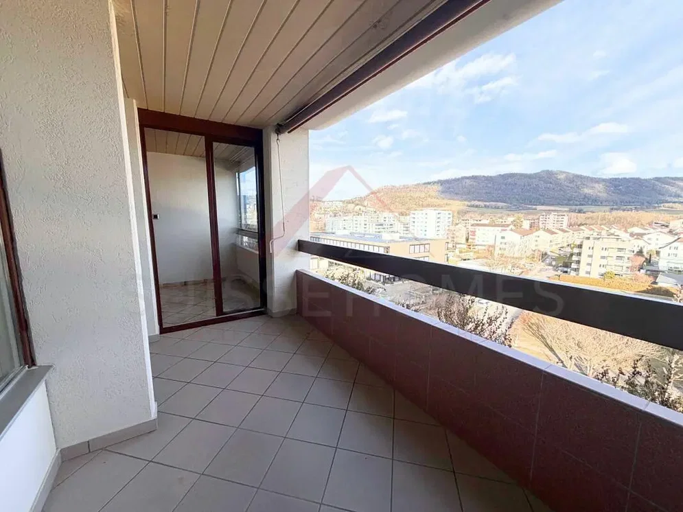 Varanda; vista, chão de azulejo