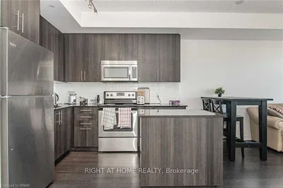 Kuhinja; kuhinjski aparati, prirodno svjetlo, moderni stil