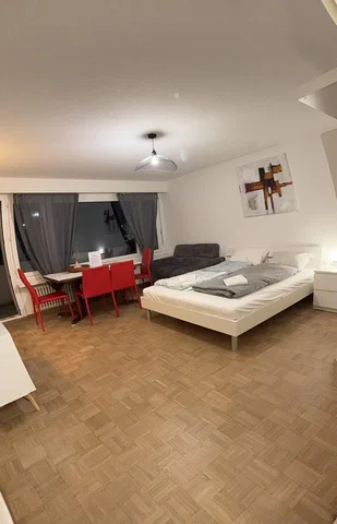 غرفة نوم; أرضية خشبية, ضوء طبيعي