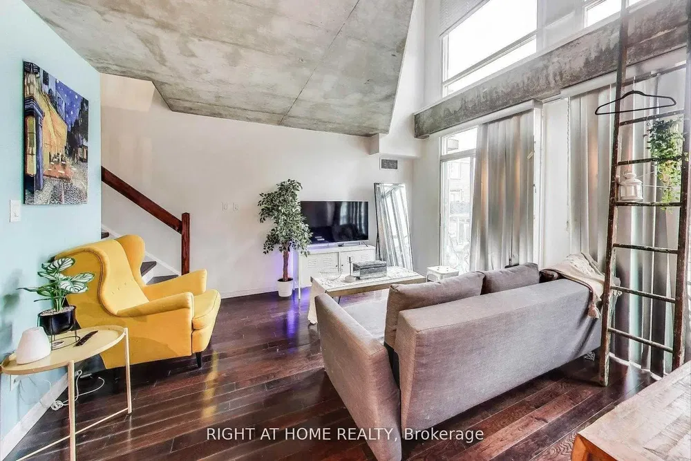 Dnevna soba; prirodno svjetlo, drveni pod, moderni stil