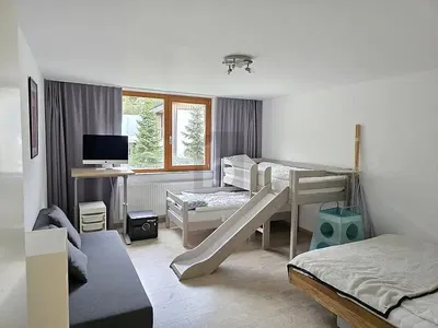 Kinderzimmer; tageslicht, holzboden