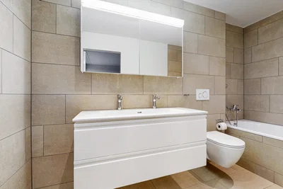 Bagno; pavimento in piastrelle, ristrutturato, luce naturale, stile moderno