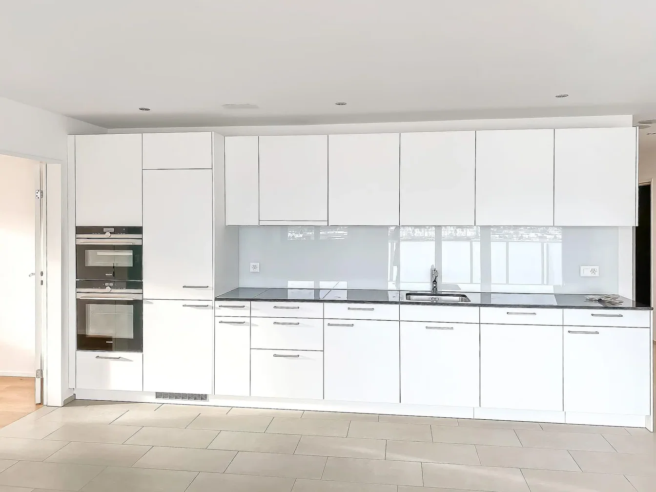 Cucina; elettrodomestici, pavimento in piastrelle, ristrutturato, luce naturale, stile moderno