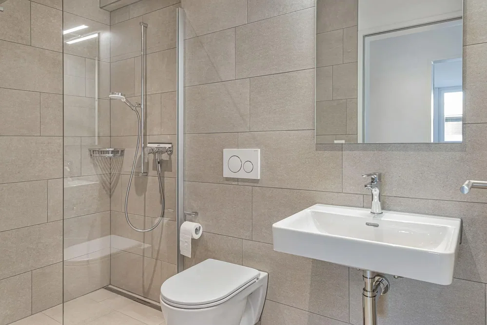 Badezimmer; fliesenboden, renoviert, tageslicht