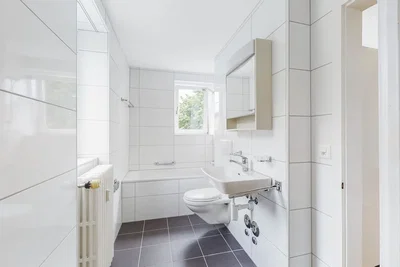 Badezimmer; fliesenboden, tageslicht, renoviert