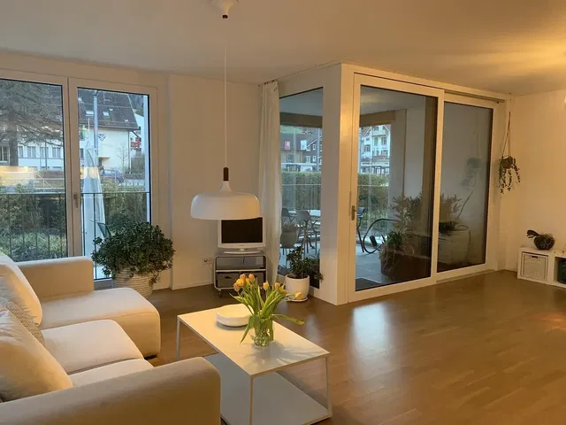 غرفة معيشة; إطلالة, أرضية خشبية, ضوء طبيعي, أسلوب عصري