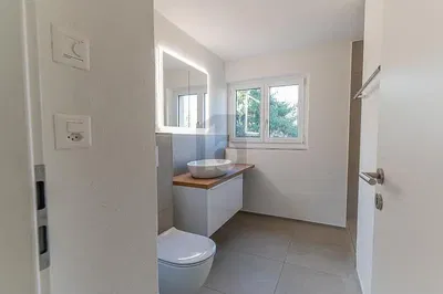 Toilette; luce naturale, pavimento in piastrelle