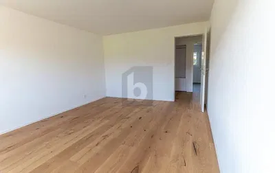 Schlafzimmer; holzboden, tageslicht