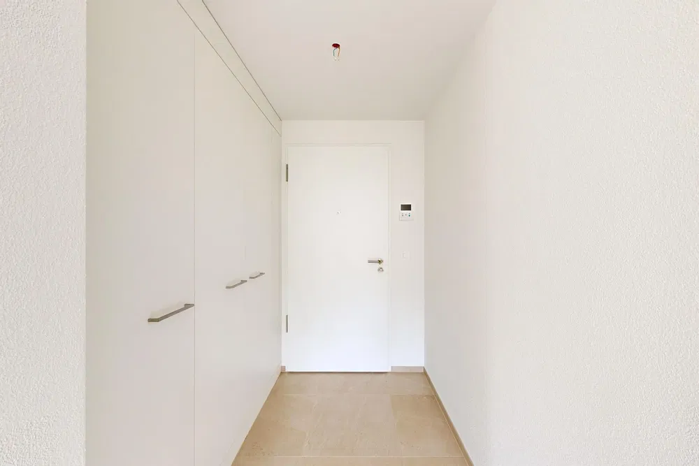Garderobe; fliesenboden, renoviert, tageslicht