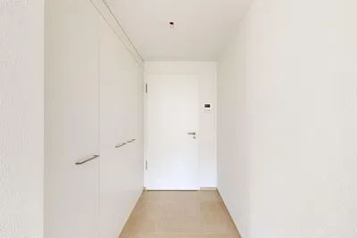 Garderobe; fliesenboden, renoviert, tageslicht