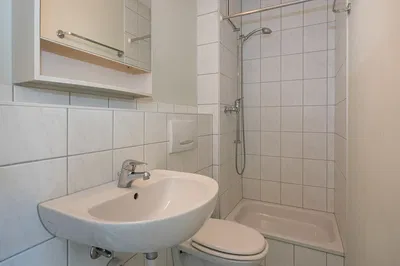 Badezimmer; fliesenboden, renoviert, tageslicht