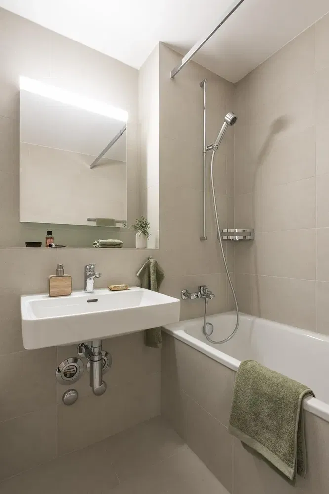 Badezimmer; fliesenboden, renoviert, tageslicht, moderner stil