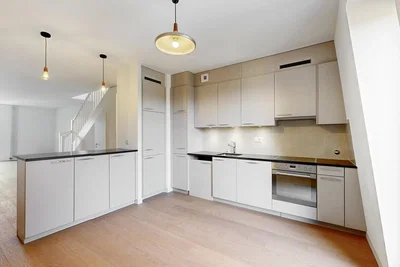 Küche; holzboden, tageslicht, moderner stil, küchengeräte