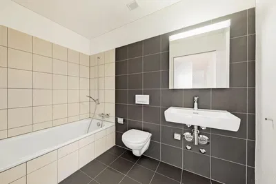 Badezimmer; fliesenboden, renoviert, tageslicht, moderner stil