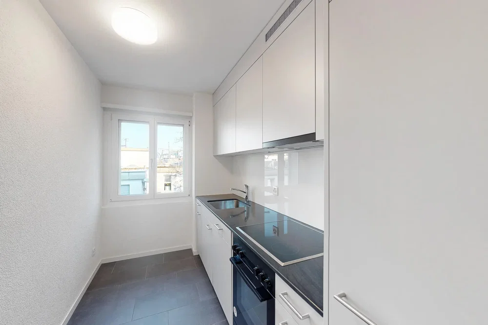 Küche; küchengeräte, fliesenboden, tageslicht, moderner stil, renoviert