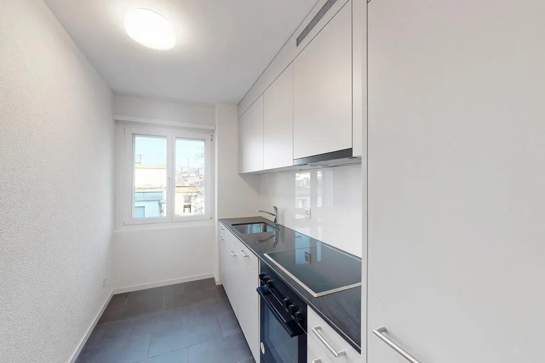 Küche; küchengeräte, fliesenboden, tageslicht, moderner stil, renoviert