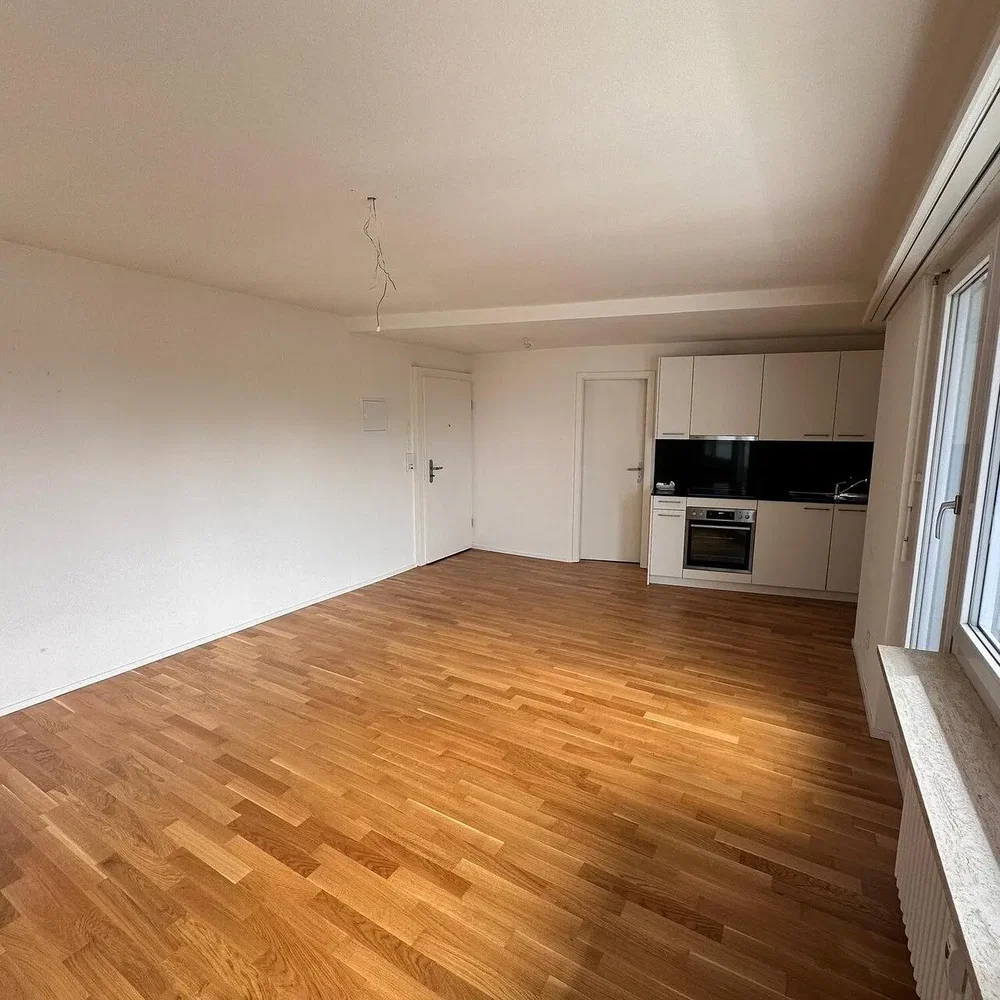 Küche; holzboden, küchengeräte, tageslicht