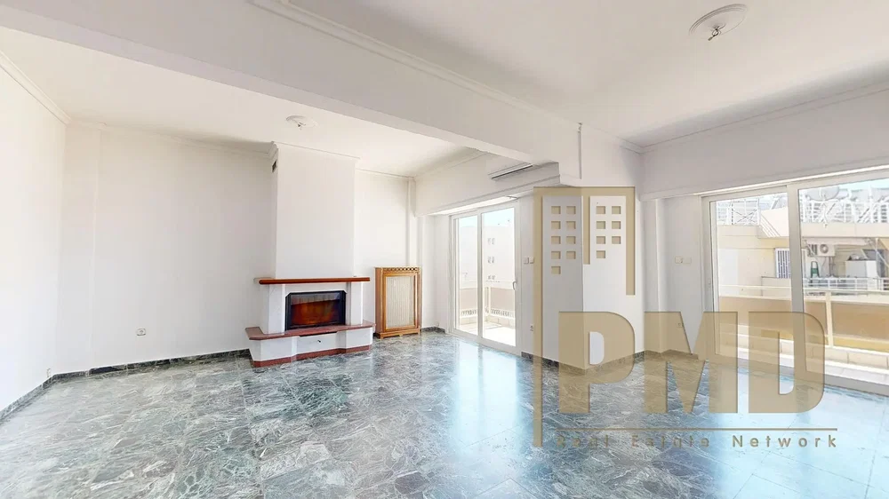 Salon; cheminée, carrelage, lumière naturelle