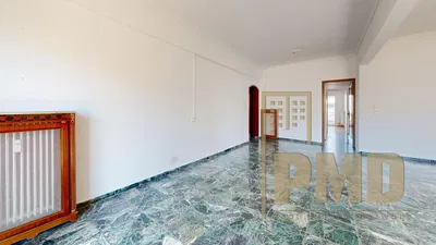 Salon; carrelage, nécessite rénovation