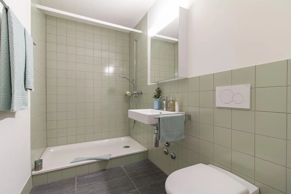 Badezimmer; fliesenboden, tageslicht, renoviert